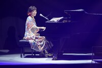 清水ミチコの日本武道館公演の様子。