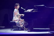 清水ミチコの日本武道館公演の様子。