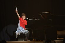 清水ミチコの日本武道館公演の様子。