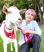 ゲストの高塚大夢とすぐ仲良くなるポポ。