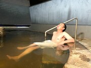 温泉に浸かる千鳥・大悟。