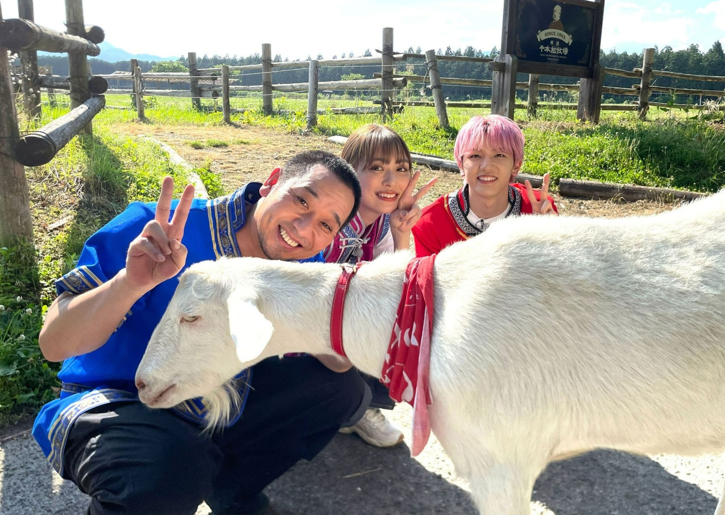 千鳥・大悟、内田理央、高塚大夢（INI）とヤギのポポ。