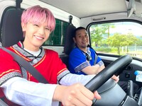 軽トラを運転する高塚大夢（左）と助手席の千鳥・大悟。