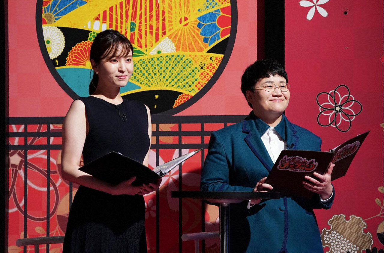 角谷暁子アナ（左）とハリセンボン春菜。