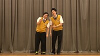 生徒の前で学校オリジナル漫才を披露する霜降り明星。