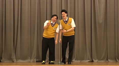 生徒の前で学校オリジナル漫才を披露する霜降り明星。