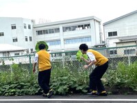 生徒にバレないように学校に潜入する霜降り明星。