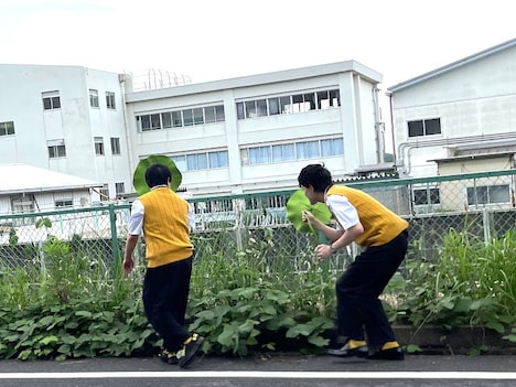 生徒にバレないように学校に潜入する霜降り明星。