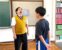 生徒と対決する霜降り明星せいや。