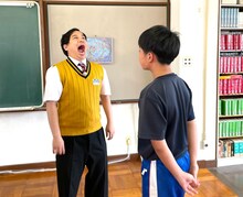 生徒と対決する霜降り明星せいや。