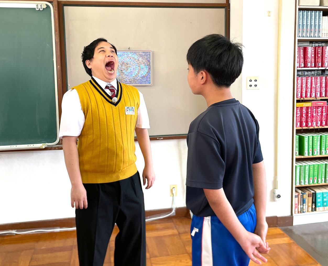 生徒と対決する霜降り明星せいや。