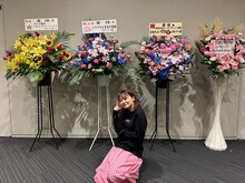 吉住第6回単独ライブ「ティーカップを、2つ」会場で祝花に囲まれる吉住。