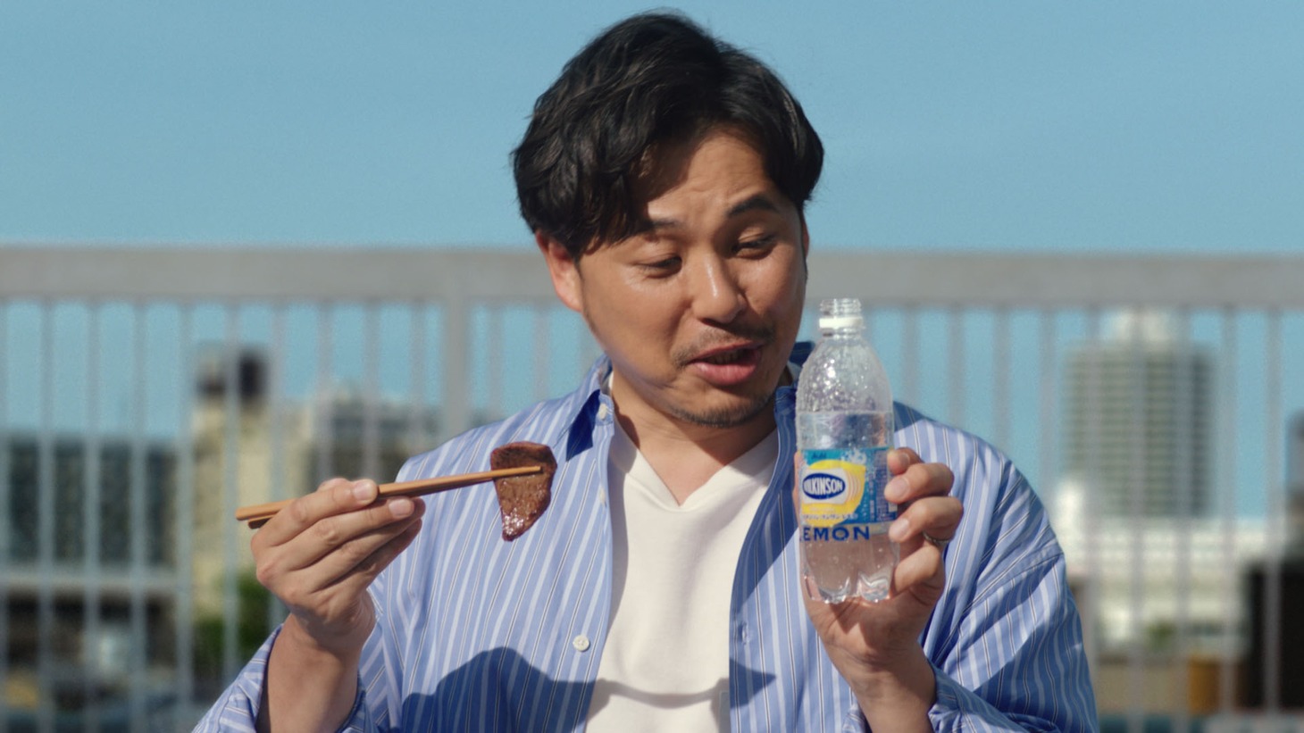 ウィルキンソン タンサン レモンと肉に話しかけるアルコ＆ピース平子。