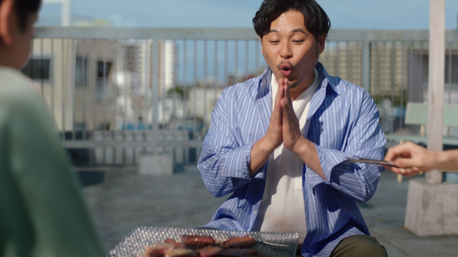 「ウィルキンソン タンサン レモン」のテレビCMに出演するアルコ＆ピース平子。