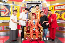 「なるみ・岡村の過ぎるTV」で展開される、池乃めだか（中央）80歳バースデー企画の出演者たち。(c)ABCテレビ