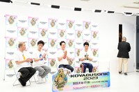 着席せずに去っていく川畑泰史の様子を、「陣内の離婚会見」に例える千原ジュニア（左から3人目）。3度目は多少雑に言っていた。