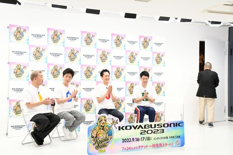 着席せずに去っていく川畑泰史の様子を、「陣内の離婚会見」に例える千原ジュニア（左から3人目）。3度目は多少雑に言っていた。