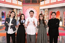 左から、小林尊、本田望結、加藤浩次、ギャル曽根の、高橋信也。(c)TBS