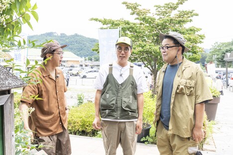 左からおぎやはぎ、とろサーモン久保田。