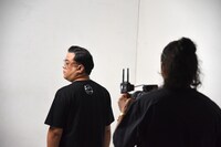 自らTシャツのモデルとなり、撮影に臨むとろサーモン久保田。