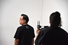 自らTシャツのモデルとなり、撮影に臨むとろサーモン久保田。