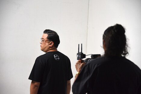 自らTシャツのモデルとなり、撮影に臨むとろサーモン久保田。