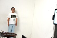 自らTシャツのモデルとなり、撮影に臨むとろサーモン久保田。
