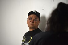 自らTシャツのモデルとなり、撮影に臨むとろサーモン久保田。