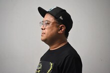 自らTシャツのモデルとなり、撮影に臨むとろサーモン久保田。