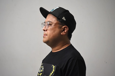 自らTシャツのモデルとなり、撮影に臨むとろサーモン久保田。