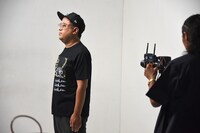 自らTシャツのモデルとなり、撮影に臨むとろサーモン久保田。