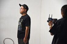 自らTシャツのモデルとなり、撮影に臨むとろサーモン久保田。