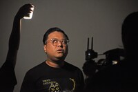 自らTシャツのモデルとなり、撮影に臨むとろサーモン久保田。