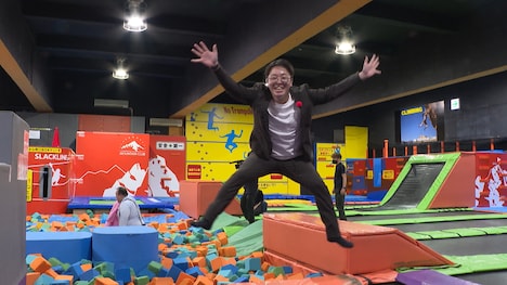 トランポリンで遊ぶママタルト檜原。(c)静岡放送