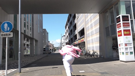 走るママタルト大鶴肥満。(c)静岡放送