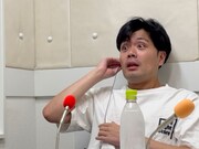 寄せられたボイスメッセージが野中美希からのものだとわかり、狼狽するマユリカ阪本。(c)ラジオ関西