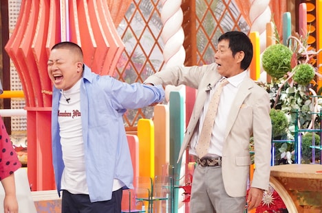 チョコレートプラネット松尾と明石家さんま。(c)フジテレビ