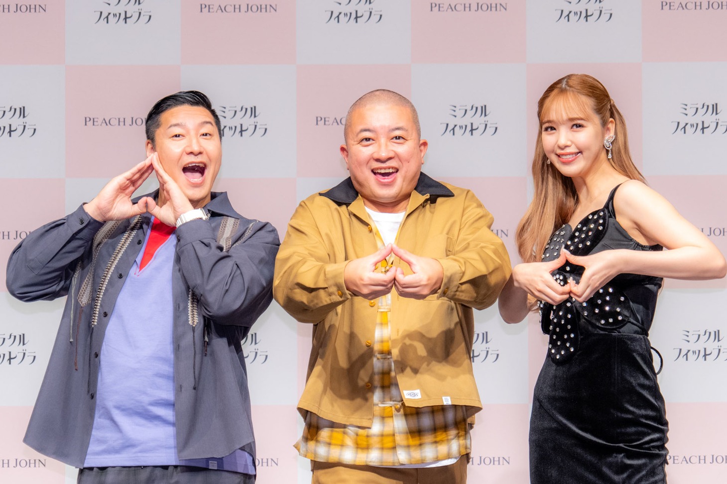 左からチョコレートプラネット、藤田ニコル。