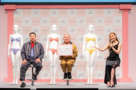 左からチョコレートプラネット、藤田ニコル。