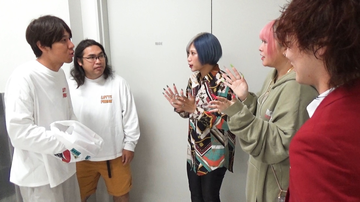 DVD「ロッチ単独ライブ『ジロジロッチング』」の特典映像に出演するロッチとぱーてぃーちゃん。