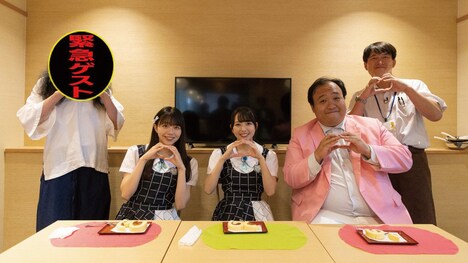 緊急ゲストと、（左から）工藤理子、石田みなみ、ママタルト大鶴肥満。