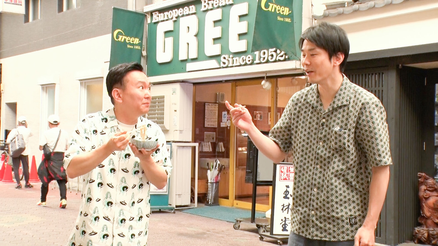 商店街で試食させてもらうかまいたち。