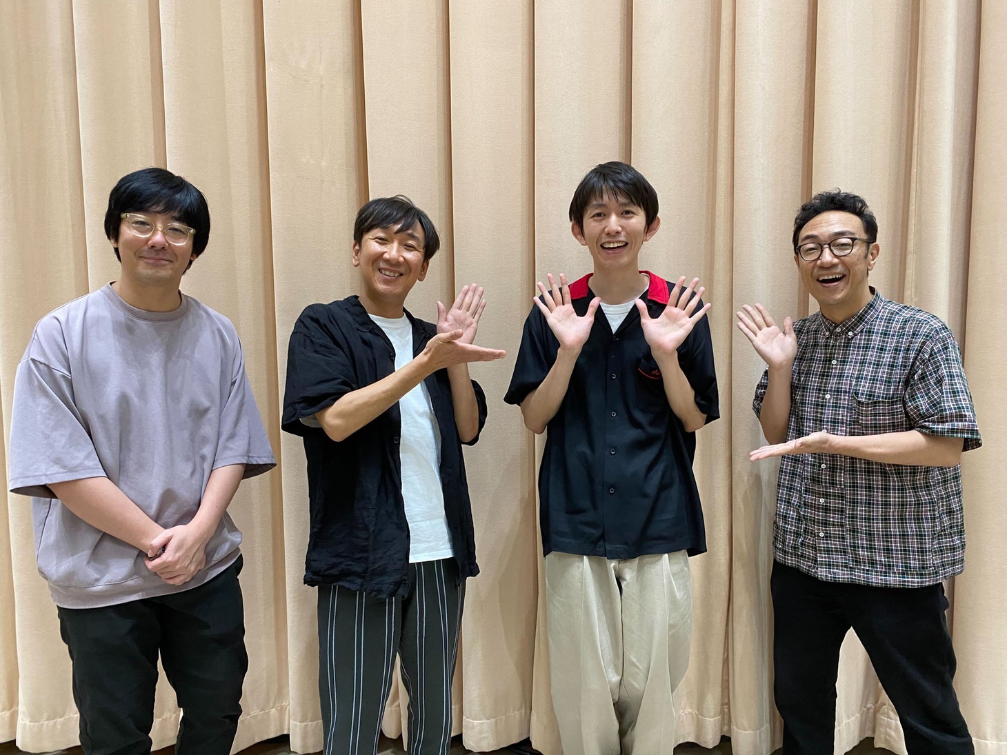 真輝志（左から3人目）と東京03。