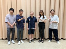 ゲストのラブレターズ塚本（中央）と新内眞衣（左から4人目）、東京03。