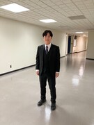 サプライズで駆けつけた、スーツ姿のラブレターズ溜口。