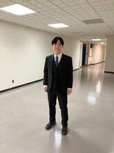 サプライズで駆けつけた、スーツ姿のラブレターズ溜口。