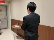 スタンバイするラブレターズ溜口。