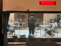 感動的な手紙を読むラブレターズ溜口。