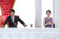 左から千原ジュニア、竹上萌奈アナウンサー。(c)カンテレ