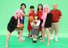 「マイクロコントラボ」に出演する田崎さくら（中央）、EXIT（前列両端）、マヂカルラブリー（後列両端）、かが屋（後列中央）。(c)フジテレビ